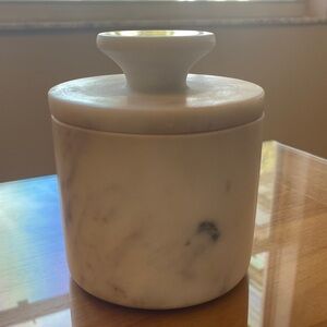William Sonoma 3 3/4 diameter 4 1/2 inches high marble butter keeper